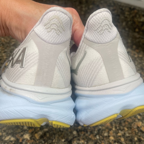 Hoka White and Gray Athletic Shoes Clifton 9 size 9 - Picture 5 of 9